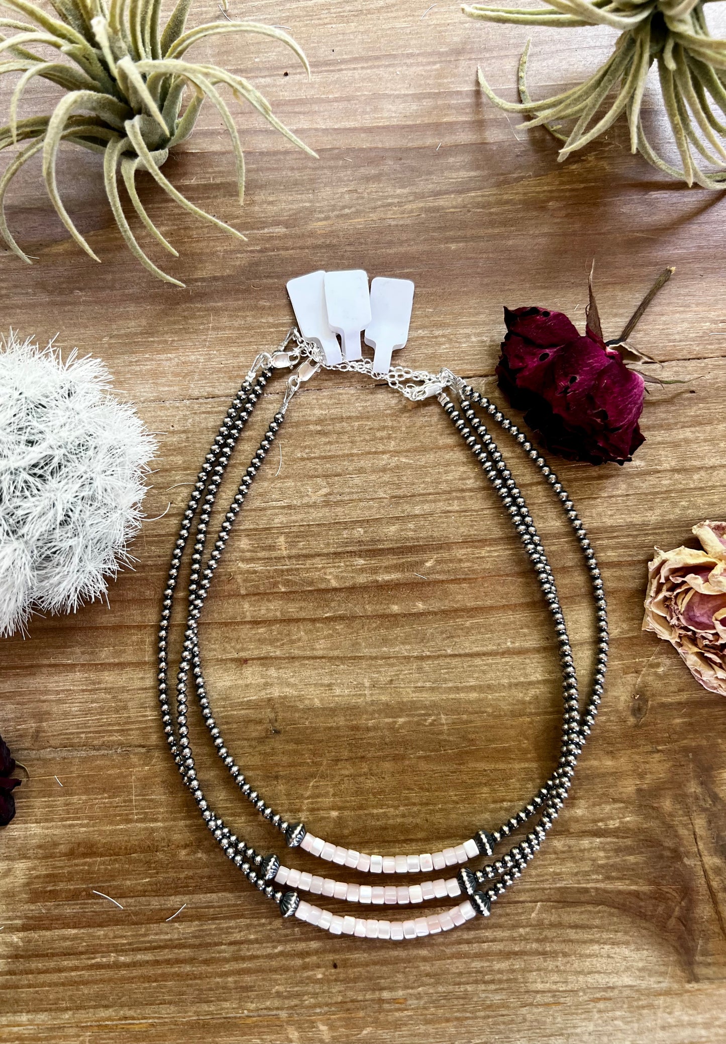 Pink shell choker with 3 mm Navajos