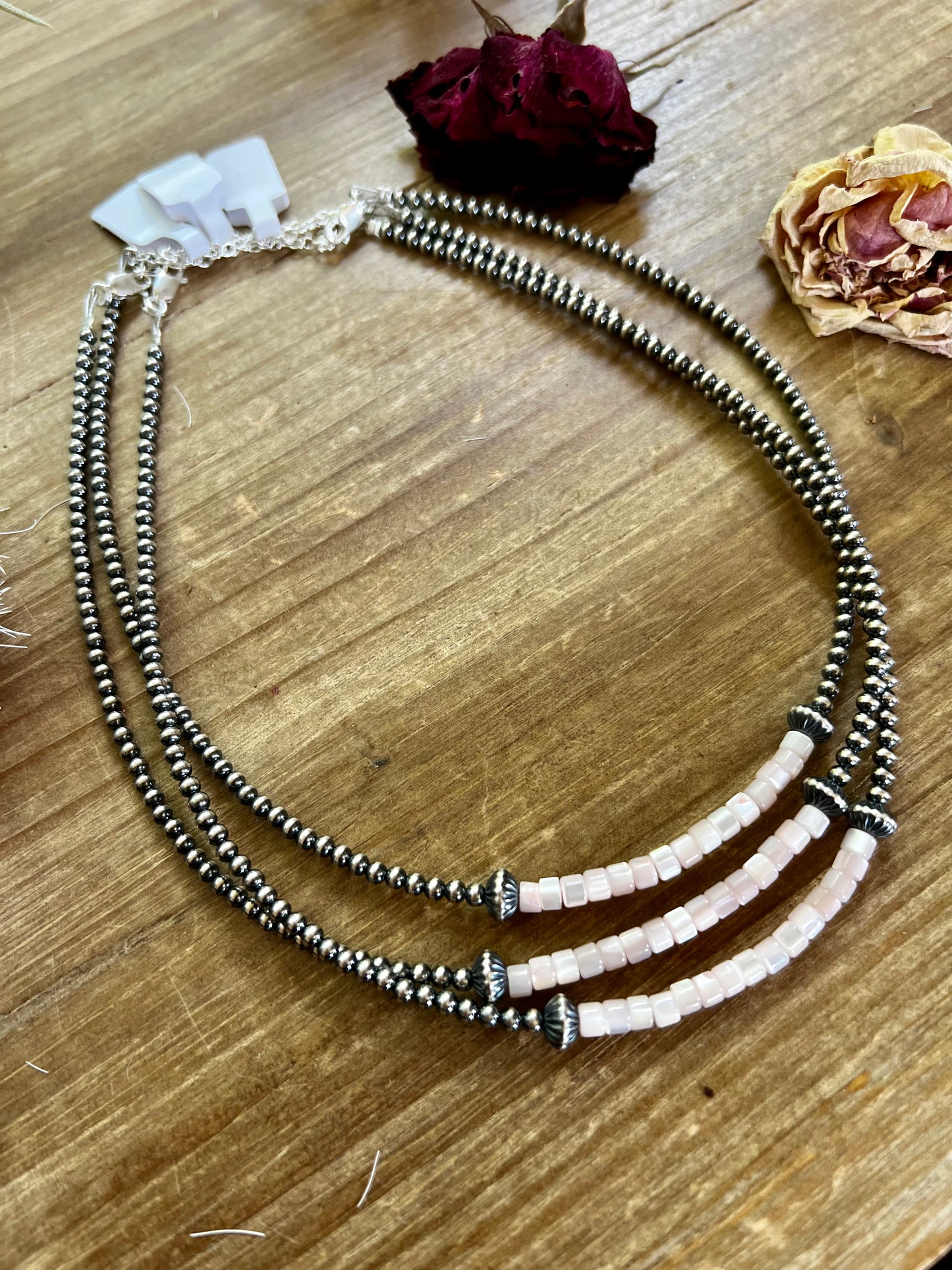 Pink shell choker with 3 mm Navajos