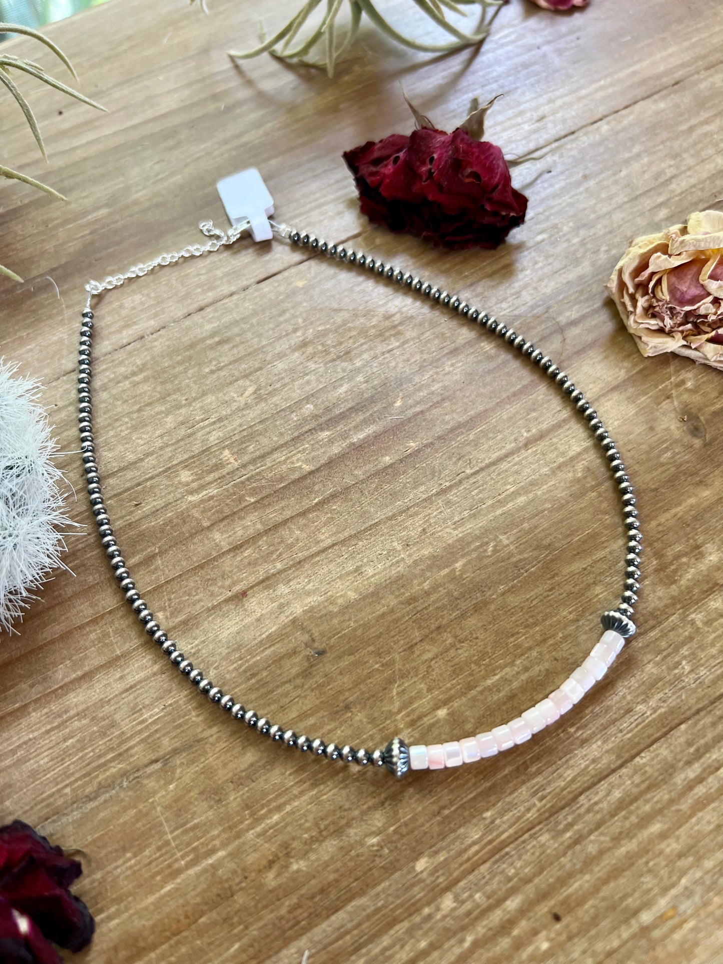 Pink shell choker with 3 mm Navajos