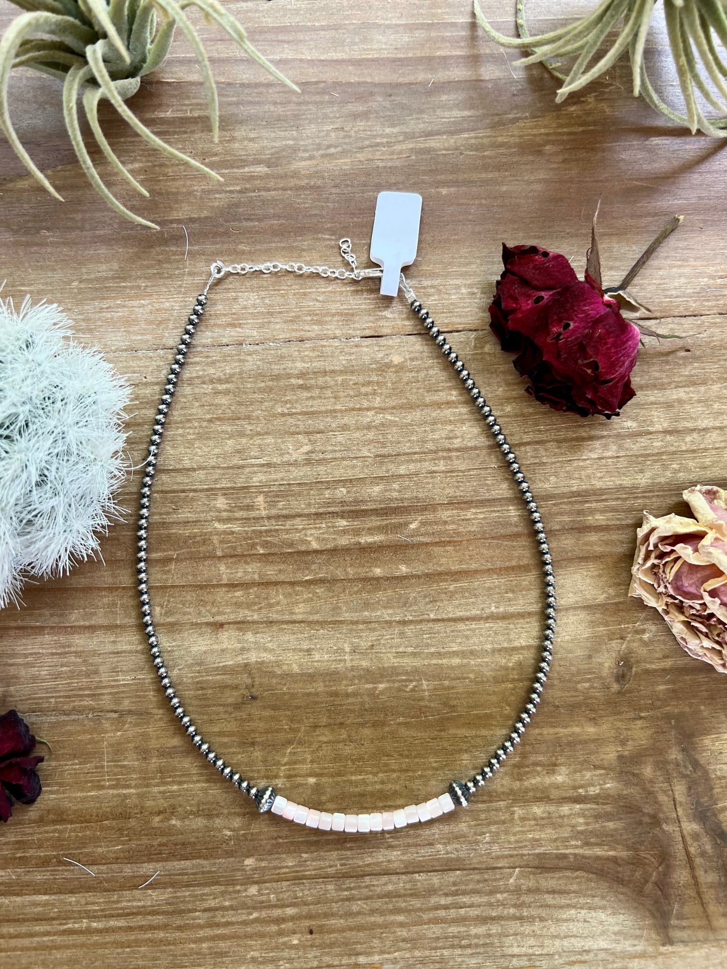Pink shell choker with 3 mm Navajos